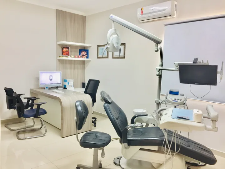 Consultório da Pinhatari Odontologia, com cadeira odontológica e equipamentos